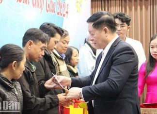 Trưởng Ban Tuyên giáo Trung ương Nguyễn Trọng Nghĩa tặng quà Tết tại Đà Nẵng Trưởng Ban Tuyên giáo Trung ương Nguyễn Trọng Nghĩa tặng quà Tết tại Đà Nẵng