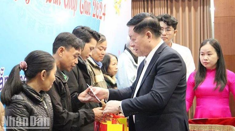 Truong Ban Tuyen giao Trung uong Nguyen Trong Nghia 5 min - Trưởng Ban Tuyên giáo Trung ương Nguyễn Trọng Nghĩa tặng quà Tết tại Đà Nẵng