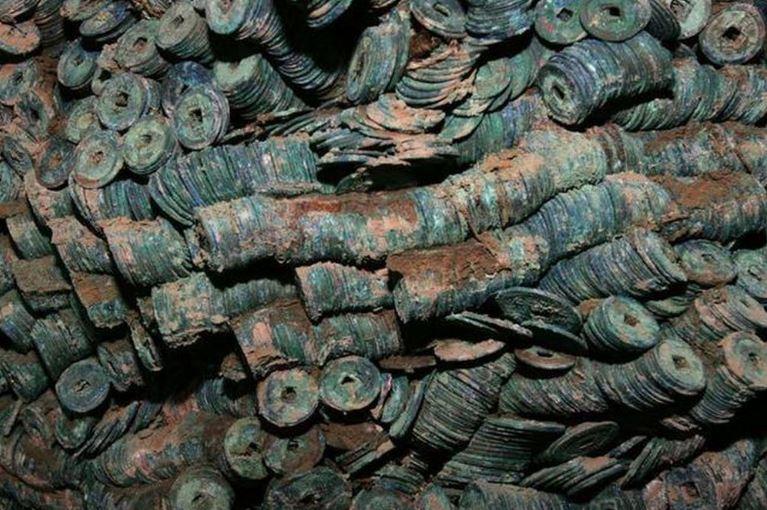 kho bau hon 1000 nam lich su 4 min - Đào móng ở công trường, công nhân phát hiện hơn 2.000 kg vật thể 'xâu thành chuỗi' màu xanh lục: Chuyên gia khẳng định đó là kho báu hơn 1000 năm lịch sử