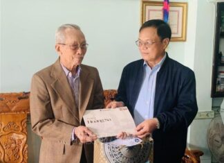Thăm, tặng quà các nhân chứng Hoàng Sa Thăm, tặng quà các nhân chứng Hoàng Sa