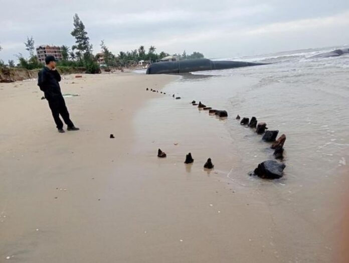 Khai quật khẩn cấp hiện vật nghi 'tàu cổ' ở Quảng Nam