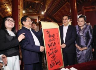 Thủ tướng Việt Nam và Lào cùng hai Phu nhân thăm đền Ngọc Sơn