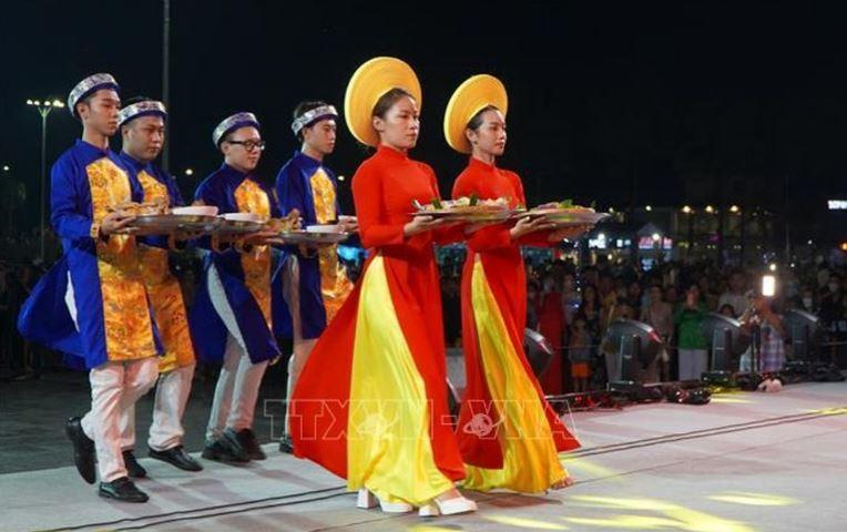 Nghi thức dâng phẩm vật tại lễ tri ân và tôn vinh người trồng hoa, kiểng Sa Đéc.
