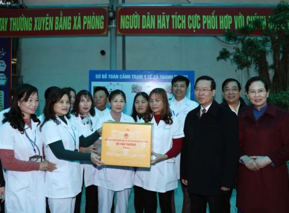 10 min 18 569x420 - Chủ tịch nước thăm, chúc mừng các Thầy thuốc Trạm Y tế xã Thanh Phong ở Hà Nam