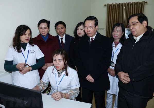 11 min 15 598x420 - Chủ tịch nước thăm, chúc mừng các Thầy thuốc Trạm Y tế xã Thanh Phong ở Hà Nam