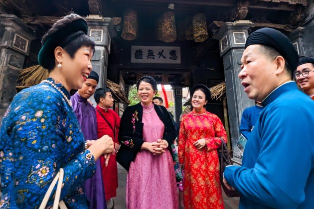 13 630x420 - Ấn tượng hình ảnh áo dài truyền thống mang màu Tết xưa ở chợ hoa phố cổ Hà Nội