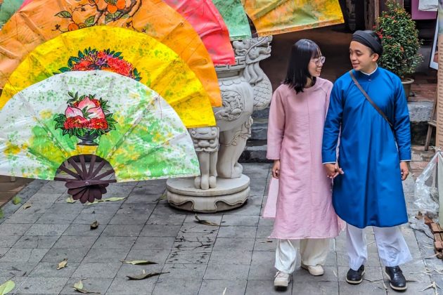 15 630x420 - Ấn tượng hình ảnh áo dài truyền thống mang màu Tết xưa ở chợ hoa phố cổ Hà Nội