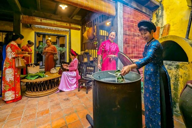 16 630x420 - Ấn tượng hình ảnh áo dài truyền thống mang màu Tết xưa ở chợ hoa phố cổ Hà Nội