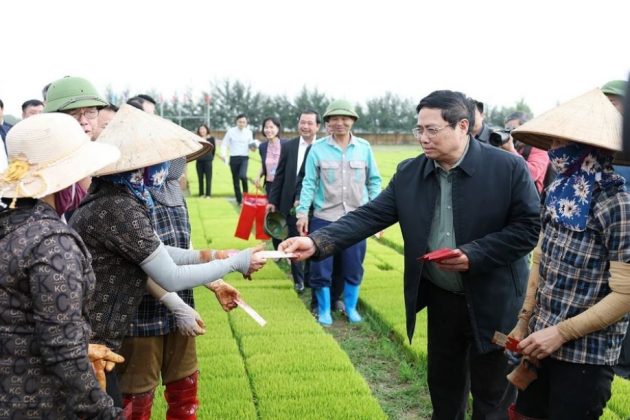2 min 18 630x420 - Thủ tướng xuống đồng động viên nông dân Hải Dương sản xuất vụ Đông Xuân