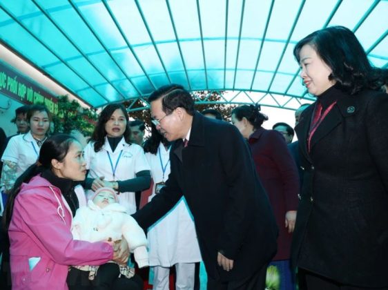 2 min 29 562x420 - Chủ tịch nước thăm, chúc mừng các Thầy thuốc Trạm Y tế xã Thanh Phong ở Hà Nam