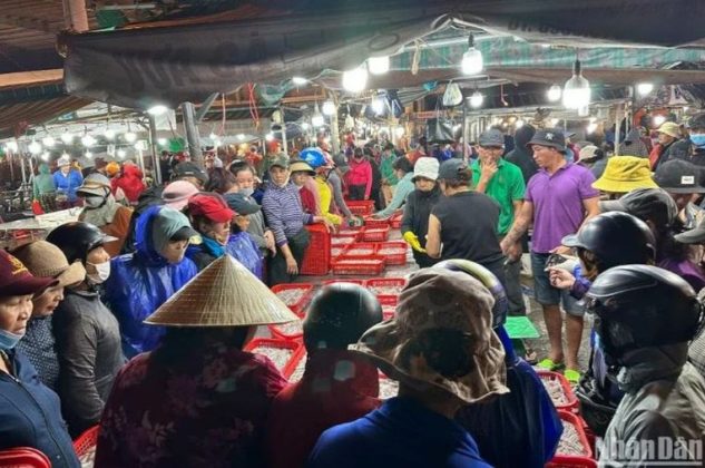 2 min 8 633x420 - Chợ cá lớn nhất Đà Nẵng tấp nập ngày cận Tết
