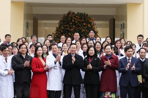 3 min 30 633x420 - Chủ tịch nước thăm, chúc mừng các Thầy thuốc Trạm Y tế xã Thanh Phong ở Hà Nam