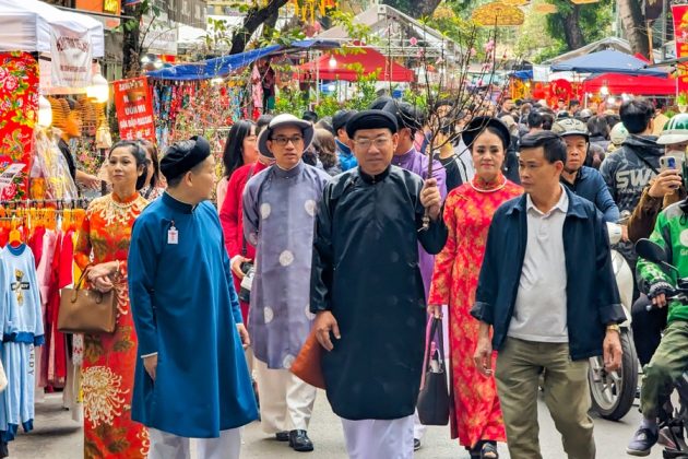 4 630x420 - Ấn tượng hình ảnh áo dài truyền thống mang màu Tết xưa ở chợ hoa phố cổ Hà Nội