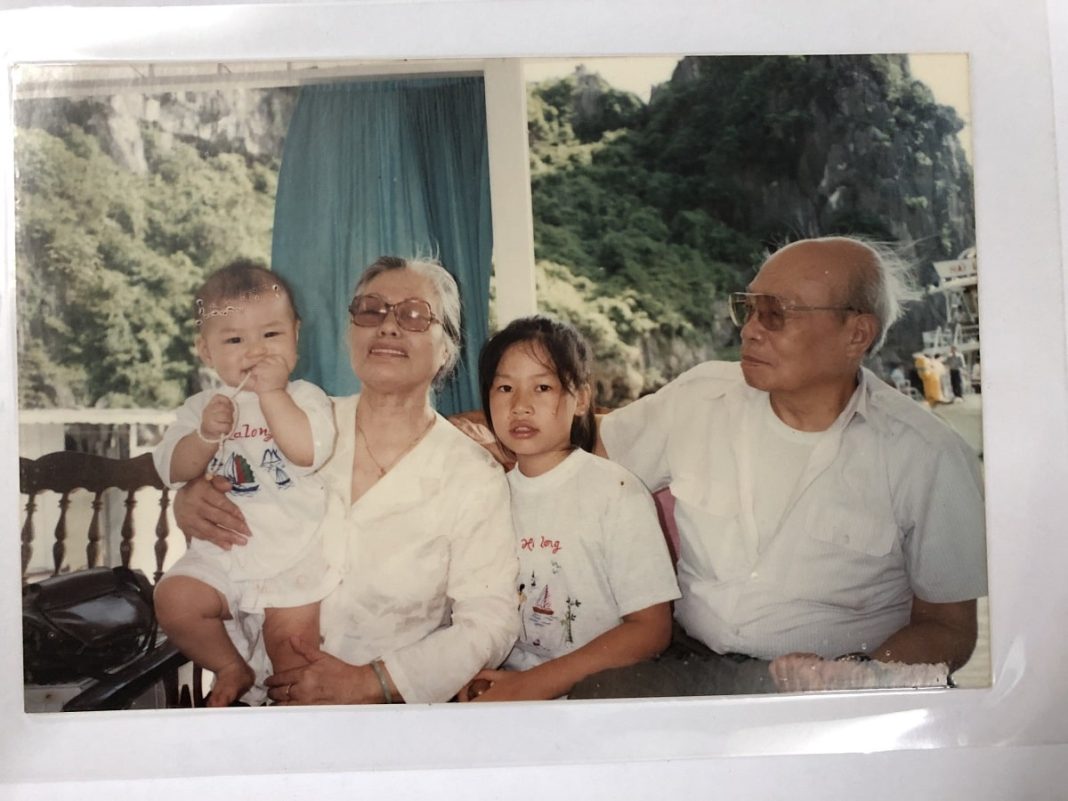 Vợ chồng Thượng tướng Ph&ugrave;ng Thế T&agrave;i với ch&aacute;u ngoại tại Vịnh Hạ Long