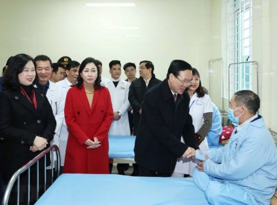 4 min 30 568x420 - Chủ tịch nước thăm, chúc mừng các Thầy thuốc Trạm Y tế xã Thanh Phong ở Hà Nam