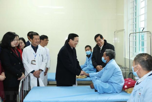 5 min 29 624x420 - Chủ tịch nước thăm, chúc mừng các Thầy thuốc Trạm Y tế xã Thanh Phong ở Hà Nam