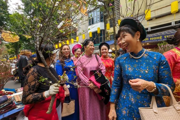 6 630x420 - Ấn tượng hình ảnh áo dài truyền thống mang màu Tết xưa ở chợ hoa phố cổ Hà Nội