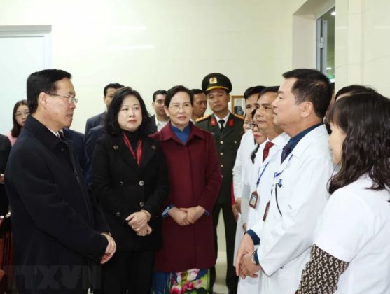 6 min 27 557x420 - Chủ tịch nước thăm, chúc mừng các Thầy thuốc Trạm Y tế xã Thanh Phong ở Hà Nam