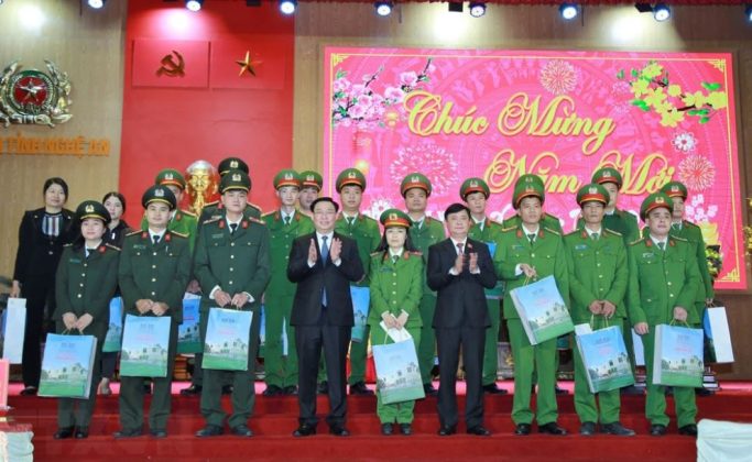 6 min 9 683x420 - Chủ tịch Quốc hội thăm, chúc Tết Công an tỉnh Nghệ An