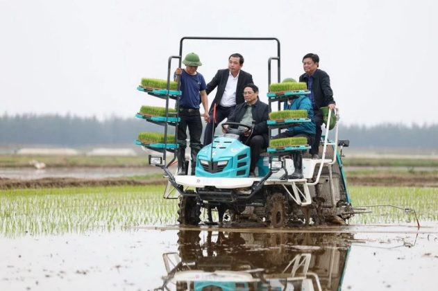 7 min 17 631x420 - Thủ tướng xuống đồng động viên nông dân Hải Dương sản xuất vụ Đông Xuân