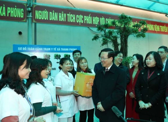 7 min 27 577x420 - Chủ tịch nước thăm, chúc mừng các Thầy thuốc Trạm Y tế xã Thanh Phong ở Hà Nam