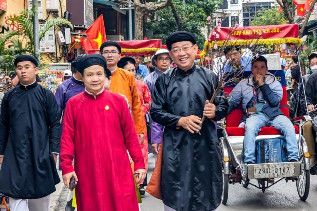 8 630x420 - Ấn tượng hình ảnh áo dài truyền thống mang màu Tết xưa ở chợ hoa phố cổ Hà Nội