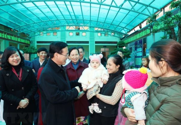 8 min 23 606x420 - Chủ tịch nước thăm, chúc mừng các Thầy thuốc Trạm Y tế xã Thanh Phong ở Hà Nam