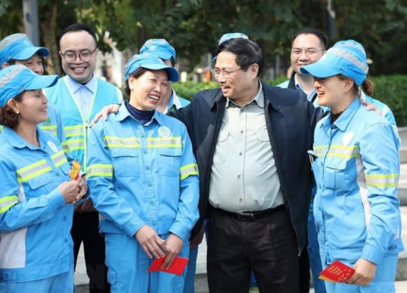 8 min 9 582x420 - Thủ tướng Phạm Minh Chính thăm, chúc Tết người lao động tại Hà Nội