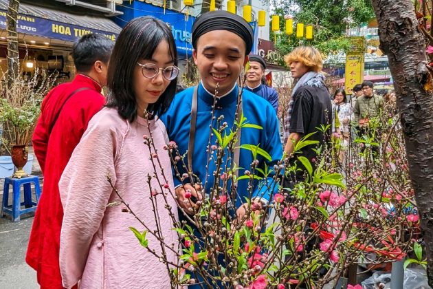 9 630x420 - Ấn tượng hình ảnh áo dài truyền thống mang màu Tết xưa ở chợ hoa phố cổ Hà Nội