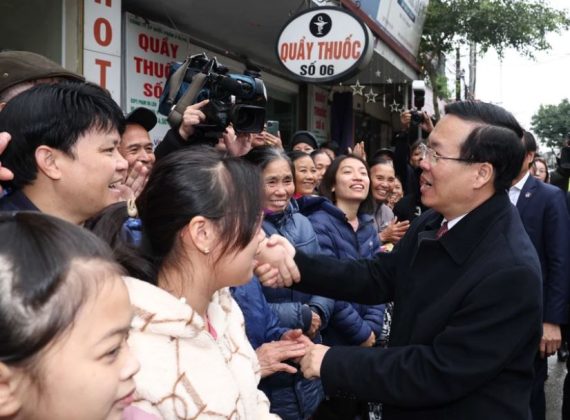 9 min 20 570x420 - Chủ tịch nước thăm, chúc mừng các Thầy thuốc Trạm Y tế xã Thanh Phong ở Hà Nam