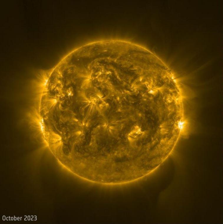 Anh soc tu NASA ESA 2 min - Ảnh sốc từ NASA/ESA: Mặt Trời biến dạng kinh khủng 2 năm qua