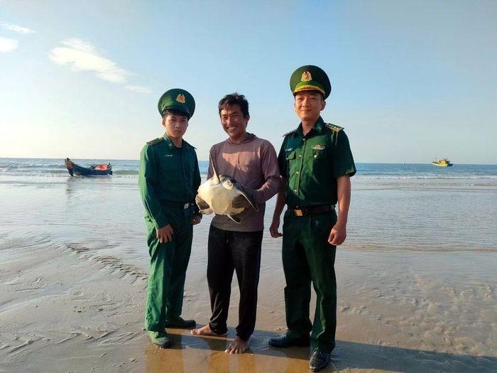 Can bo Don Bien phong Phuoc Thuan - Bà Rịa-Vũng Tàu: Thả cá thể đồi mồi quý hiếm nặng khoảng 6,5kg về biển