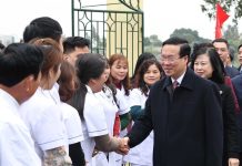 Chủ tịch nước thăm, chúc mừng các Thầy thuốc Trạm Y tế xã Thanh Phong ở Hà Nam