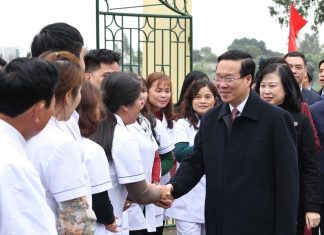 Chủ tịch nước thăm, chúc mừng các Thầy thuốc Trạm Y tế xã Thanh Phong ở Hà Nam