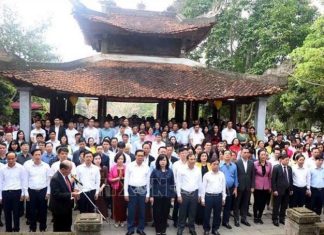 Dâng hương tưởng niệm Đại danh y Hải Thượng Lãn Ông Lê Hữu Trác Dâng hương tưởng niệm Đại danh y Hải Thượng Lãn Ông Lê Hữu Trác
