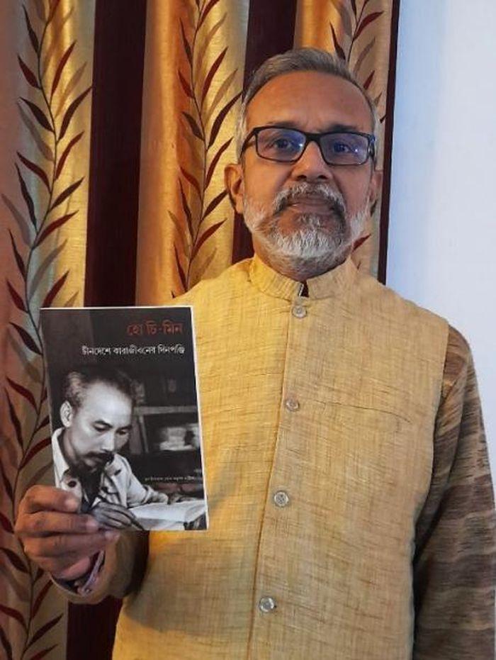 Giáo sư, dịch giả Priyadarsi Mukherji và cuốn “Nhật ký trong tù” bằng tiếng Bengali.