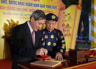 Khai ấn triều Lý tại lễ hội ‘Tế Khai sắc, rước khai xuân’ đền Voi Phục Khai ấn triều Lý tại lễ hội 'Tế Khai sắc, rước khai xuân' đền Voi Phục