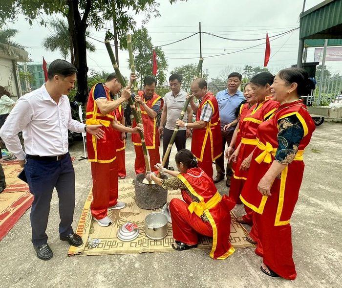 Le hoi Vua Hung day dan cay lua - Phú Thọ: Nhiều hoạt động sôi nổi tại Lễ hội Vua Hùng dạy dân cấy lúa