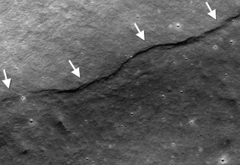 Mat Trang dang co lai va xuat hien nhung vet nut vo min - Mặt Trăng co lại có thể gây ra nhiều trận động đất và lở đất trên bề mặt