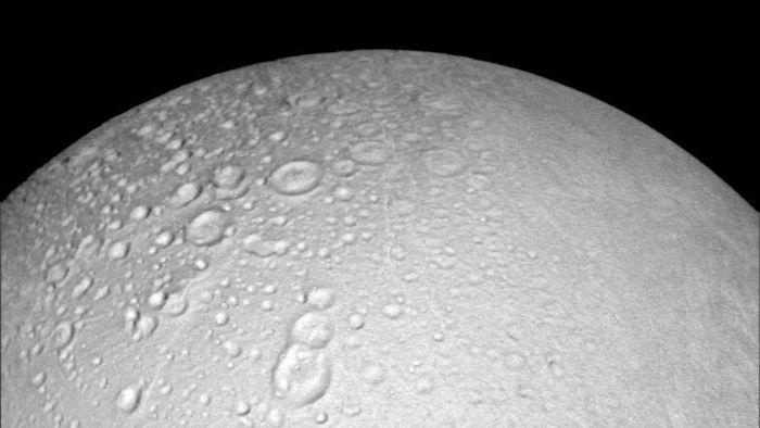 Mieng nui lua rong 450 km tren Mat trang Enceladus cua sao Tho - Phát hiện đại dương bí mật bên trong Mặt trăng của sao Thổ