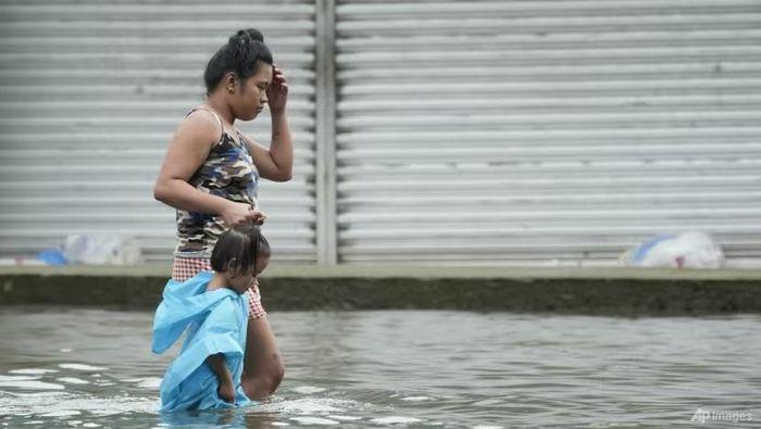 Mot con pho ngap nuoc o thanh pho Valenzuela - Số người chết vì lở đất, lũ lụt ở Philippines tăng lên 14