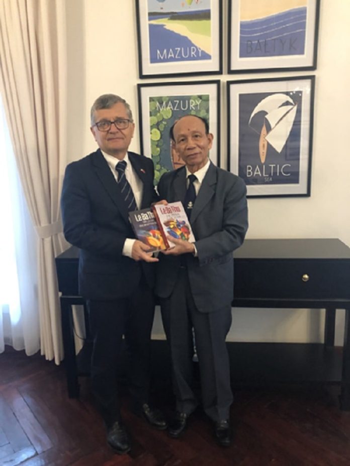 Nhà văn, dịch giả Lê Bá Thự tặng tân Đại sứ Ba Lan tại Việt Nam bộ sách mới