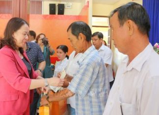 Phó Chủ tịch nước tặng quà Tết cho gia đình chính sách, hộ nghèo tỉnh An Giang