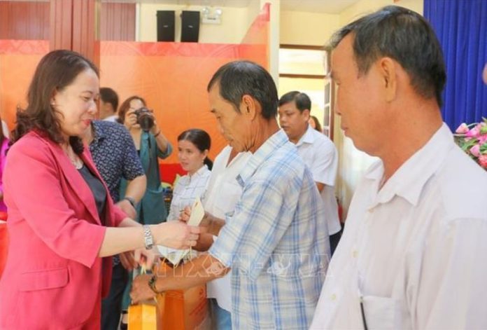 Phó Chủ tịch nước tặng quà Tết cho gia đình chính sách, hộ nghèo tỉnh An Giang