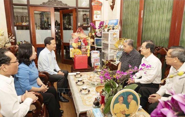 Pho Thu tuong Le Minh Khai tham tang qua chuc Tet min - Phó Thủ tướng Lê Minh Khái thăm, tặng quà Tết tại An Giang