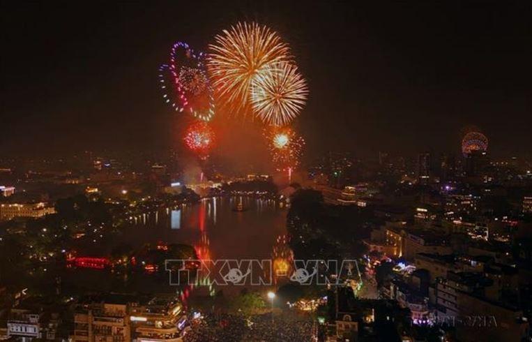 Màn pháo hoa tuyệt vời chào đón Xuân mới Giáp Thìn tại khu vực hồ Hoàn Kiếm.