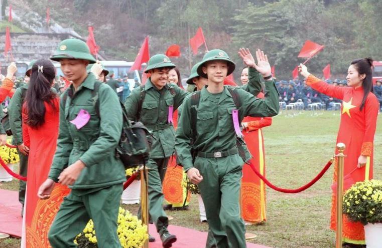 Các tân binh Hải Phòng hăng hái lên đường nhập ngũ. 
