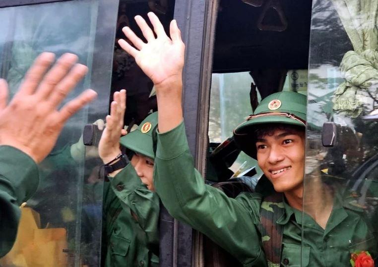 Các tân binh vui mừng chào người thân, bạn bè lên đường đến đơn vị nhận nhiệm vụ.