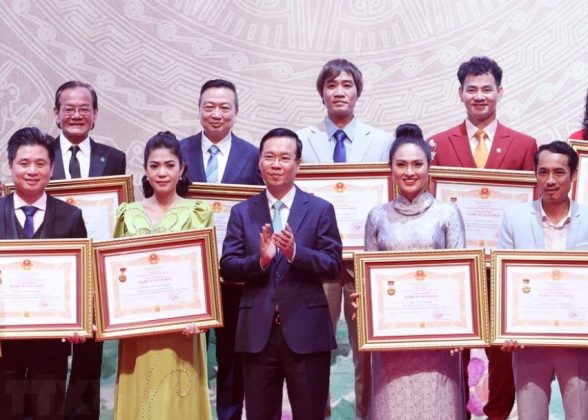 10 min 2 588x420 - Chủ tịch nước dự Lễ trao tặng danh hiệu 'Nghệ sỹ Nhân dân,' 'Nghệ sỹ Ưu tú'