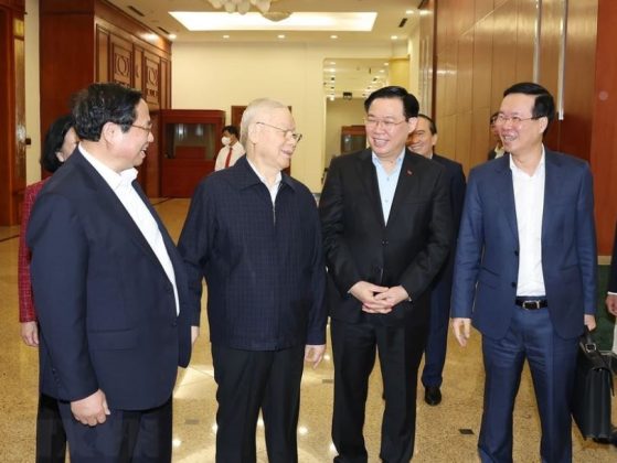 Tổng B&iacute; thư Nguyễn Ph&uacute; Trọng với c&aacute;c đồng ch&iacute; l&atilde;nh đạo Đảng, Nh&agrave; nước tham dự phi&ecirc;n họp.